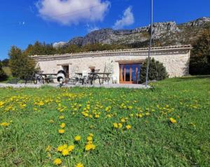 Nespecifikovaný výhled na hory nebo výhled na hory při pohledu z prázdninového domu