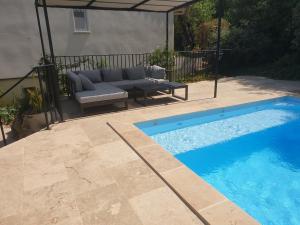 Bazén v ubytování Location gîte dans le var nebo v jeho okolí