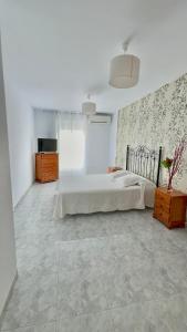a bedroom with a large bed and a tiled floor at Casa Rural Valle Secreto cerca de Cáceres, Mérida y Trujillo in Torremocha