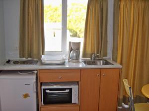 Kuchyň nebo kuchyňský kout v ubytování Fantasia Hotel Apartments