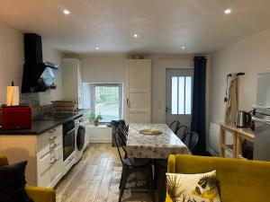 una cucina con un tavolo e una sala da pranzo di Le Ty Maclow a Saint Malo
