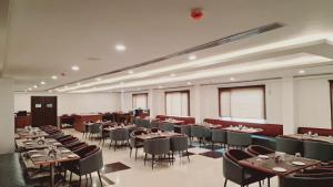 菩提伽耶The Fern Residency, Bodhgaya的一间用餐室,内设桌椅