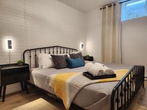 Postel nebo postele na pokoji v ubytování Luxury Retreat with Hot Tub - EV Chrger & Parking