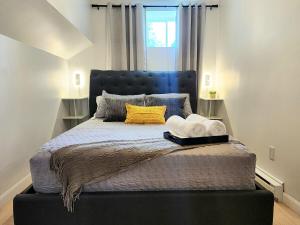 Postel nebo postele na pokoji v ubytování Luxury Retreat with Hot Tub - EV Chrger & Parking + 65 fotografií