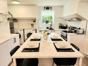 Kuchyň nebo kuchyňský kout v ubytování Luxury Retreat with Hot Tub - EV Chrger & Parking