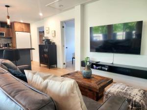 Køkken eller tekøkken på Peaceful City View - Hot Tub - 2 Parking & EV Chrger