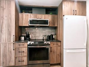 Køkken eller tekøkken på Peaceful City View - Hot Tub - 2 Parking & EV Chrger