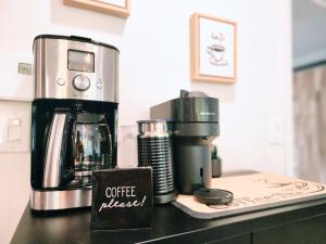 Kaffe- og tefaciliteter på Peaceful City View - Hot Tub - 2 Parking & EV Chrger