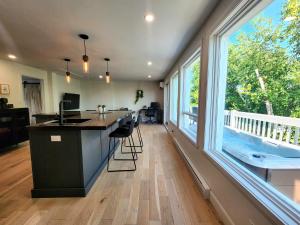 Billede fra billedgalleriet på Peaceful City View - Hot Tub - 2 Parking & EV Chrger i Quebec City + 53 billeder