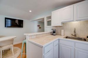 Kuchyň nebo kuchyňský kout v ubytování New The Cottage at James House + 12 fotografií