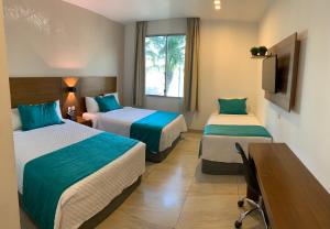 Postel nebo postele na pokoji v ubytování Aquamarina Hotel