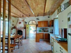 Η κουζίνα ή μικρή κουζίνα στο CasAle del Pino Narni