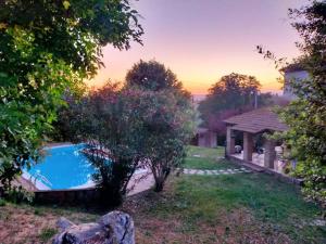 a backyard with a swimming pool and a gazebo at CasAle del Pino Narni in Vigne