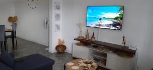 TV a/nebo společenská místnost v ubytování Villa Bella Quatre Cocos