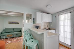 Kuchyň nebo kuchyňský kout v ubytování New The Cottage at James House