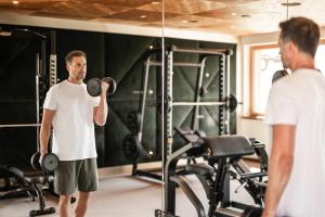 Posilňovňa alebo fitness centrum v ubytovaní Wohlfühlresort Peternhof