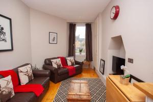 una sala de estar con un sofá y una mesa en Beautiful 2 Bed Apartment Rose St, en Glasgow