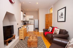 una sala de estar con un sofá y una mesa en Beautiful 2 Bed Apartment Rose St, en Glasgow