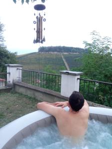 Bazén v ubytování Podere Valle Pozzo nebo v jeho okolí