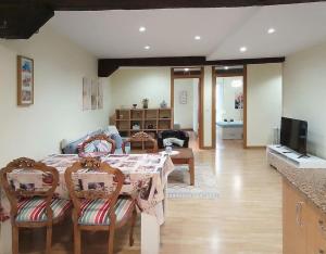 a living room with a table and chairs and a kitchen at Días de Sur in Santander