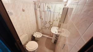 米娜克拉韦罗Lomablanca的带马桶、水槽和淋浴的浴室 更多36张照片