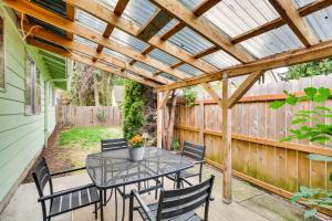 Aed väljaspool majutusasutust Pet-Friendly Gem with Ping-Pong Table in Oregon!