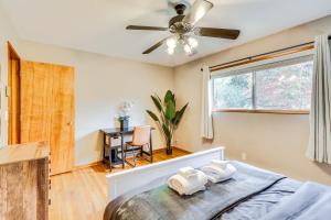 Voodi või voodid majutusasutuse Pet-Friendly Gem with Ping-Pong Table in Oregon! toas