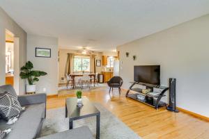 TV a/nebo společenská místnost v ubytování Pet-Friendly Gem with Ping-Pong Table in Oregon!