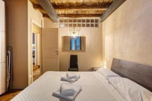 Un dormitorio con una cama con toallas. en Maison Le Chic, en Bérgamo