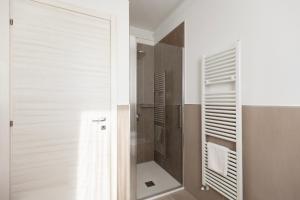 baño con ducha a ras de suelo junto a un armario en Agriturismo Le Campagnole Red, en Bardolino 14 fotos más