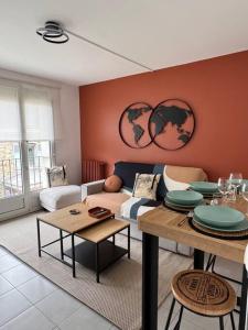 a living room with a couch and a table at Appart premium à 5 min de l aeroport Orly in Athis-Mons