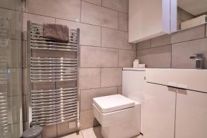 a bathroom with a toilet and a shower at Finest Retreats - End Barn at Blackclough Farm in Buxton +9 photos