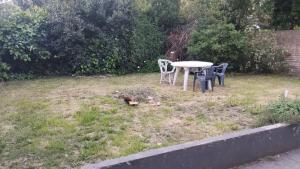 une table et des chaises assises dans la cour dans l'établissement Casa Cedrón, à Mar del Plata 4 autres photos
