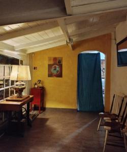 une pièce avec un revêtement bleu sur le mur dans l'établissement Casa Cedrón, à Mar del Plata