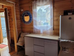 Kuchyňa alebo kuchynka v ubytovaní Au petit Chalet