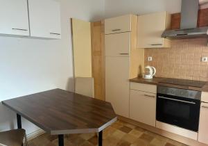 una piccola cucina con un tavolo e una stufa di Ferienwohnung Dreiländerblick a Perl