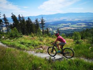ミエンジグジェにあるApartament Śnieżny Międzygórzeの自転車に乗る女