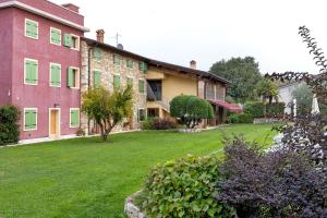 a large house with a yard in front of it at Agriturismo Le Campagnole Green in Bardolino