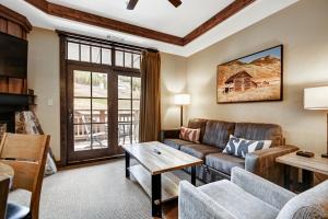 Χώρος καθιστικού στο Luxury 1 Bedroom Condo with Slopeside View condo