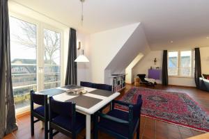 a dining room with a table and chairs and a large window at Greenwai 4 - Klaar Kiming Klare Sicht in Goting