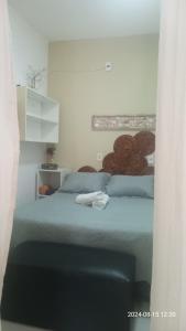 Un dormitorio con una cama grande con sábanas azules. en Casinha Guajiru, en Trairi