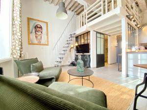 un soggiorno con un divano e un tavolo di Le Prestige des Papes-Élégance Confort Cœur d'Avignon ad Avignone