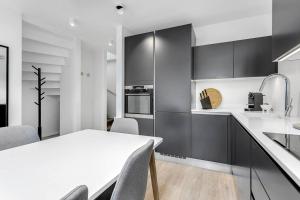 Kuchyň nebo kuchyňský kout v ubytování Luxury Nest 2B, 1B-Heart of downtown-Free parking