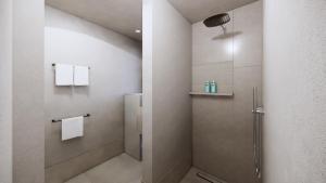 Kopalnica v nastanitvi Art Hotel Curacao - Adults Only