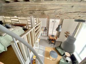 vista su una camera con letto e tavolo di Le Prestige des Papes-Élégance Confort Cœur d'Avignon ad Avignone