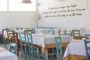 Un restaurante o sitio para comer en Solaris Guesthouse