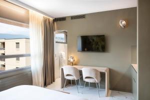 una camera da letto con un tavolo e due sedie e una finestra di VISIONAPARTMENTS Lugano - contactless check-in a Lugano