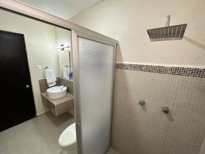 une salle de bain avec une douche, des toilettes et un lavabo dans l'établissement Peach35 Apartamento centrico, 5 min de la playa, à Cancún 32 autres photos
