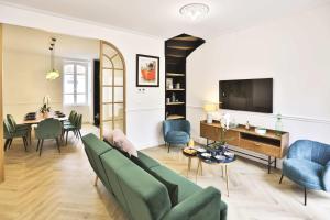 TV a/nebo společenská místnost v ubytování Villa luxueuse au pied de la plage + 31 fotografií
