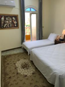 Postel nebo postele na pokoji v ubytování Sakkara Inn hotel